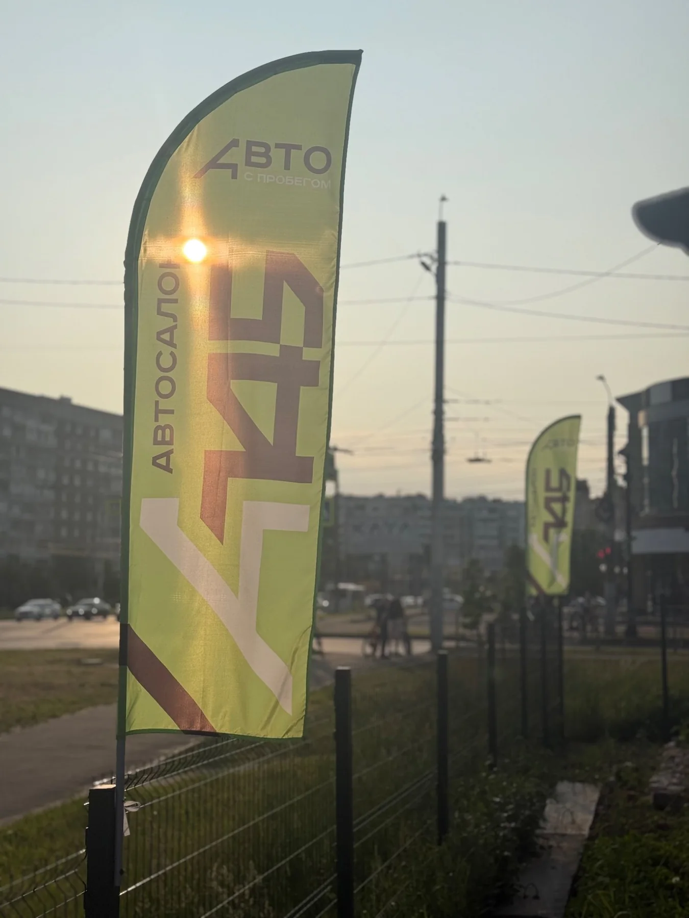 Флаги A145 у автосалона